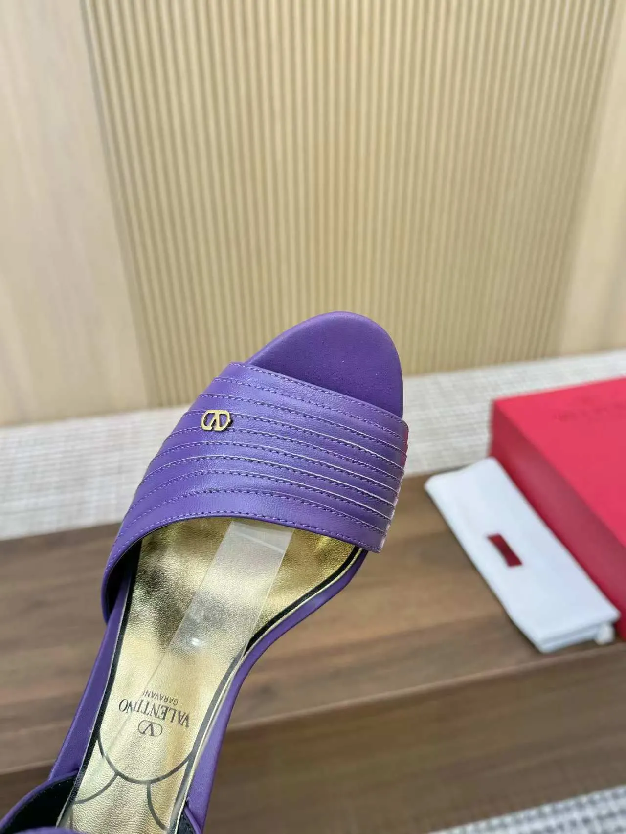 👟👟Ex-factory price 440👟👟 Genuine leather sole +40 Top version 𝑉𝐴𝐿𝐸𝑁𝑇𝐼𝑁𝑂 Valentino new spring and summer women's sandals worth buying ★Absolutely high-grade ❥Original method Absolute sensibility ❥Elegant style Create a different feeling Simple temperament style!  Code number: 35-41 (34-42 customized) Fabric: Imported sheepskin Lining: Lined sheepskin Heel height: 8 cm Leather outsole Rubber outsole